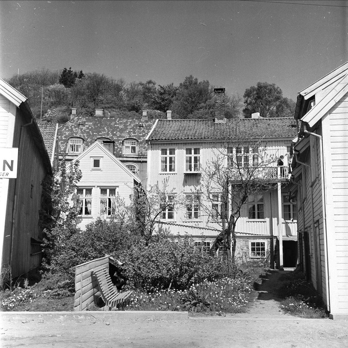 Sørlandet, mai 1955. Trehusbebyggelse.