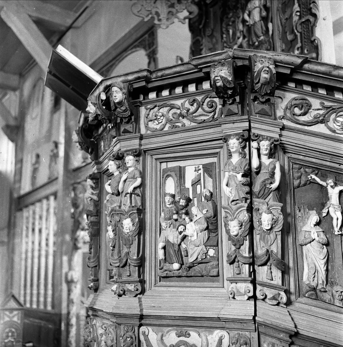 Vågå kirke, Oppland, juli 1957. Prekestol med utskjæringer.