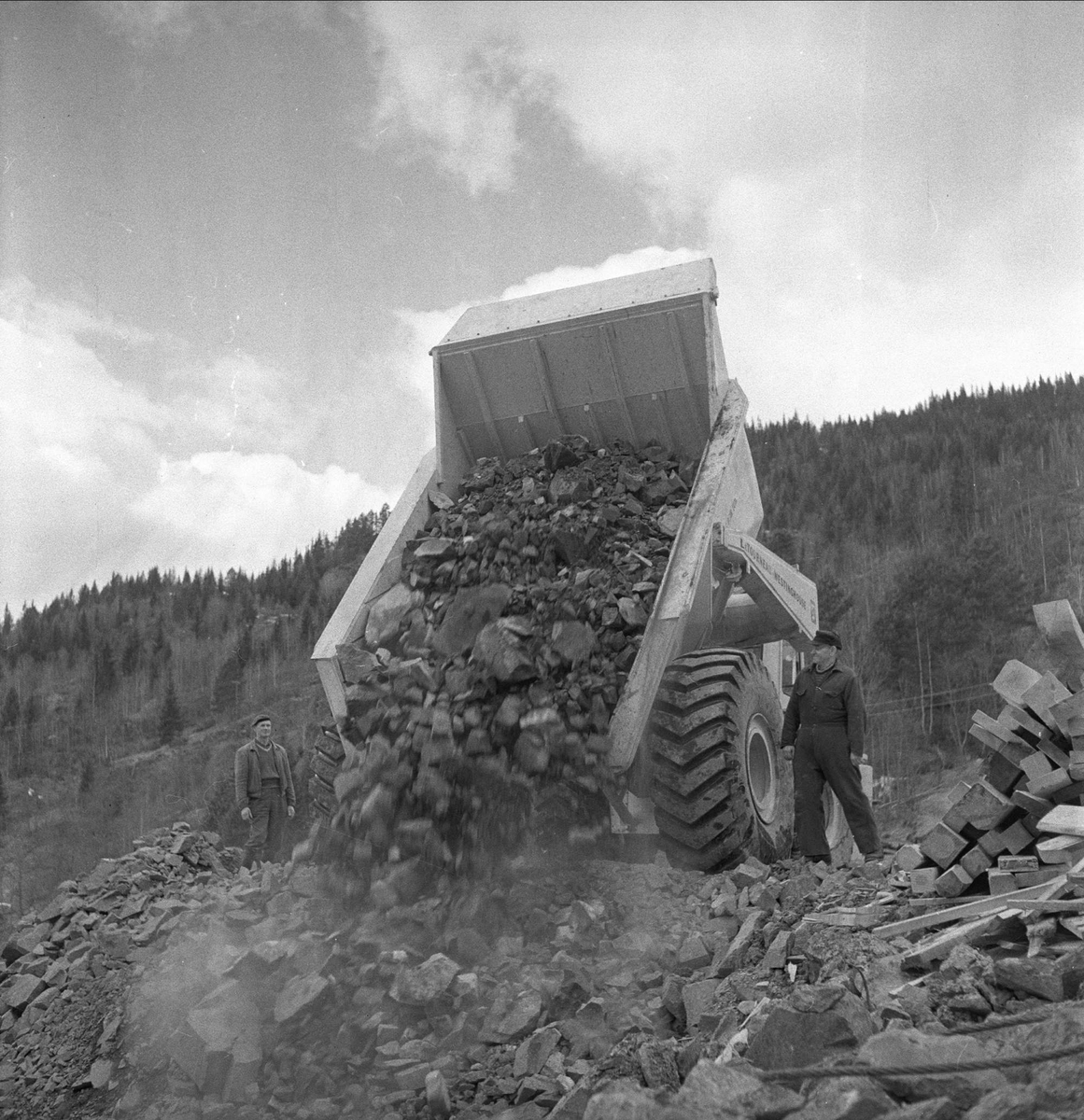 Tokke, Telemark. Tokkeanlegget. Lastebil tømmer stein.