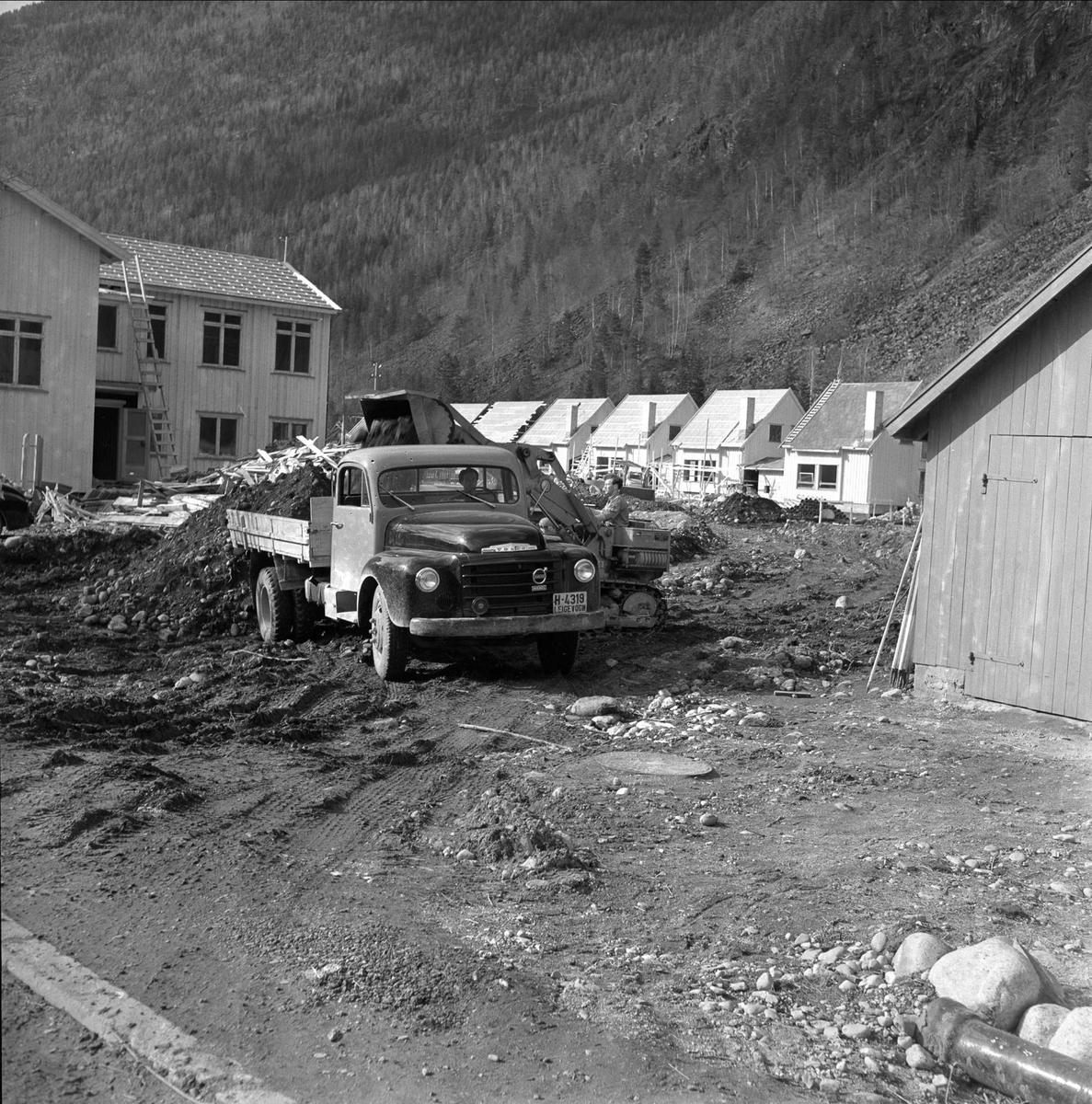 Tokke, Telemark. Tokkeanlegget. Lastebil og bygninger.