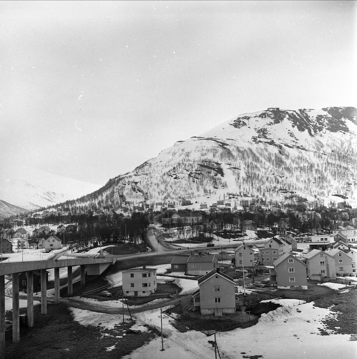 Tromsø, Troms, april 1963. Bygninger og Tromsøbrua.