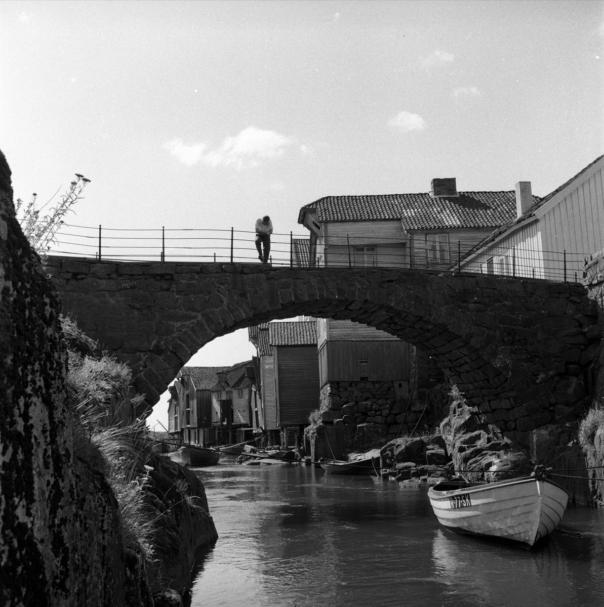 Sogndalsstranda, Sokndal, Rogaland, juli 1956. Bebyggelse langs kanal med bru og båt.