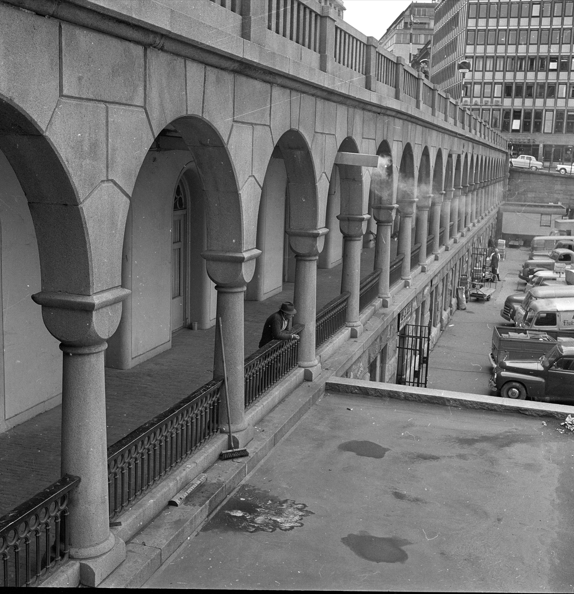 Youngstorget basar, Oslo, 10.06.1956. Folkets hus og juletreselgere.