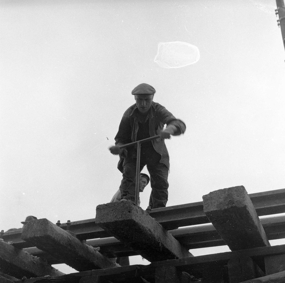 Bekkelaget, Oslo, september 1958. Bekkelagstunnelen. Jernbanearbeider og skinnegang.