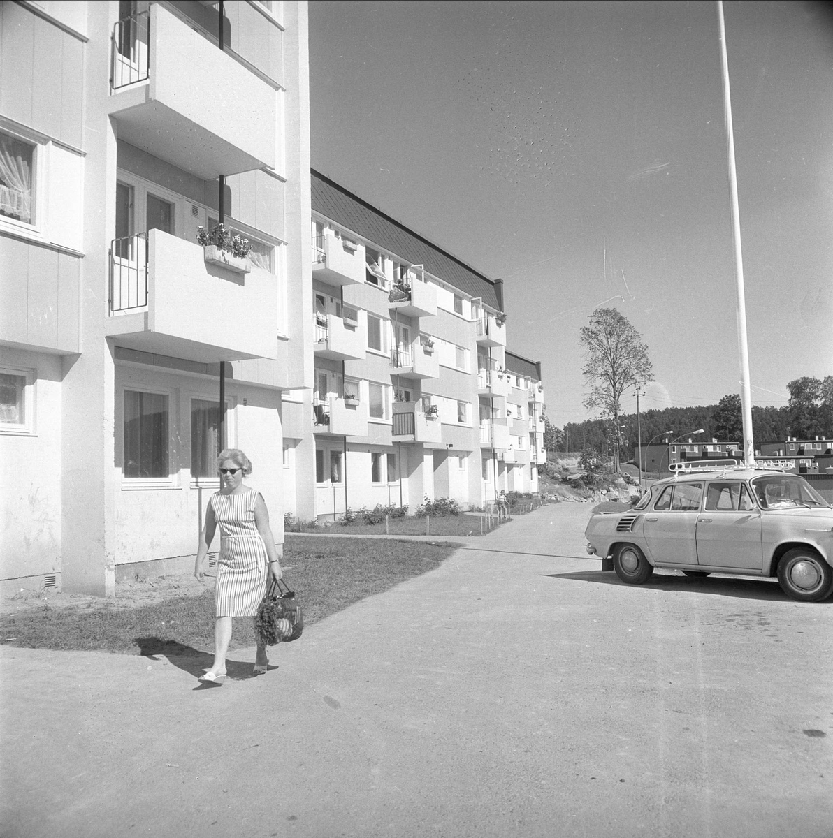 Antakelig fra Welding Olsens vei på Rustad i Oslo. Boligblokker og bil av typen Skoda.