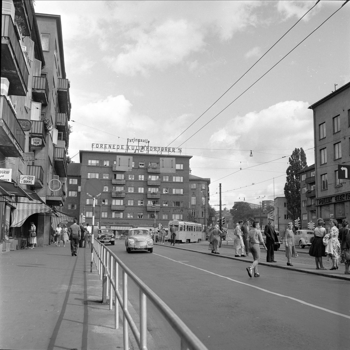 Carl Berners plass, Oslo. Gatebilde med bygninger og biler.