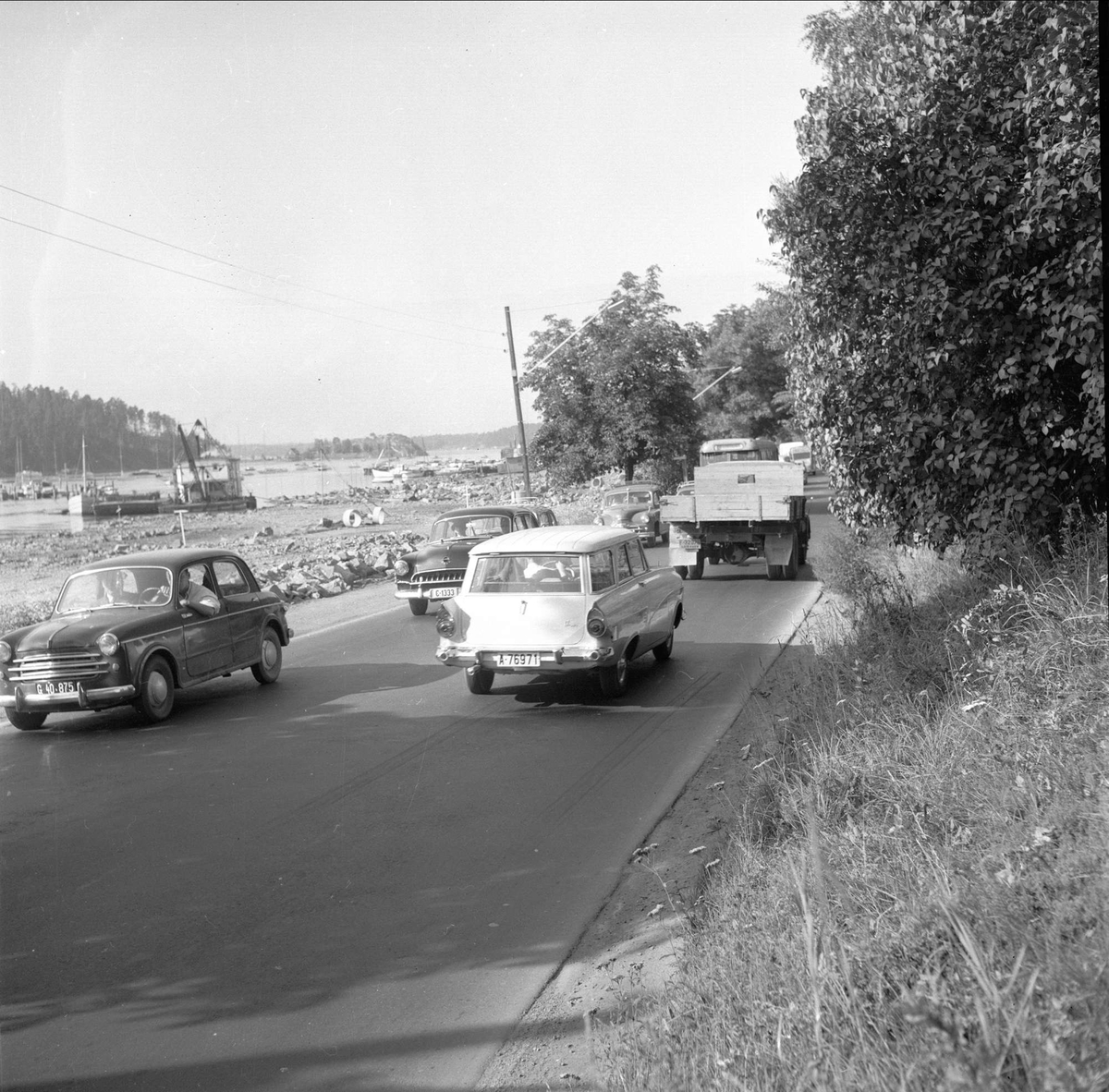 Drammensveien, 21.08.1958. Landskap med vei og biler (Fra venstre: Fiat 1100, Opel Kaptein, Ford Taunus 17M).