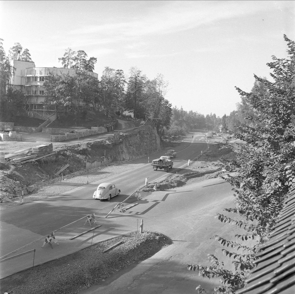 Veiarbeid og biler på Drammensveien ved Lysaker i Bærum, 28.09.1957.