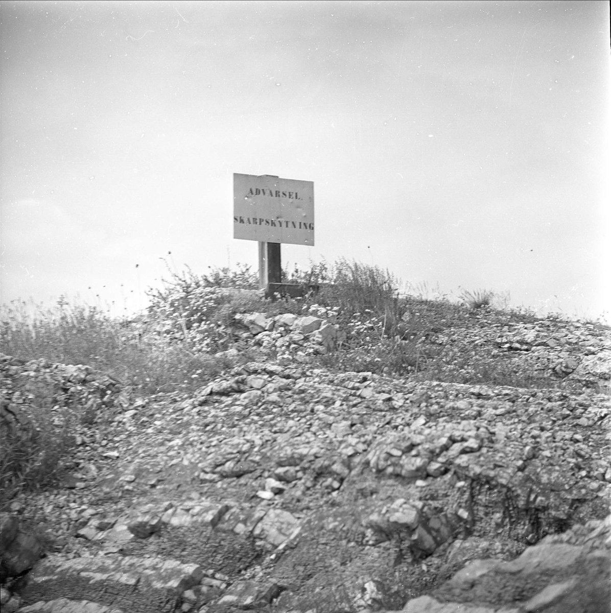 Rambergøya, Oslo, oktober 1960. Landskap med skilt.