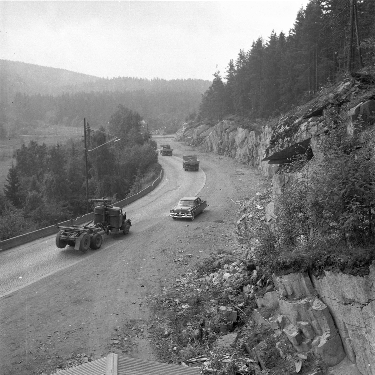 Trondheimsveien, Oslo, 28.08.1958. Vei, trafikk og landskap.