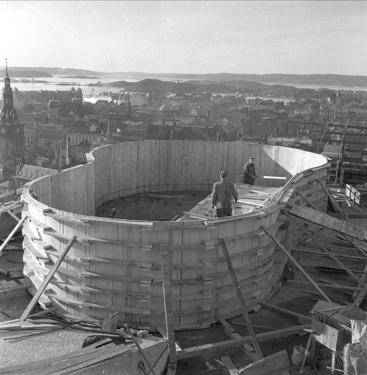 Akersgata, Oslo, 05.10.1957. Regjeringsbygget. Arbeid på taket.