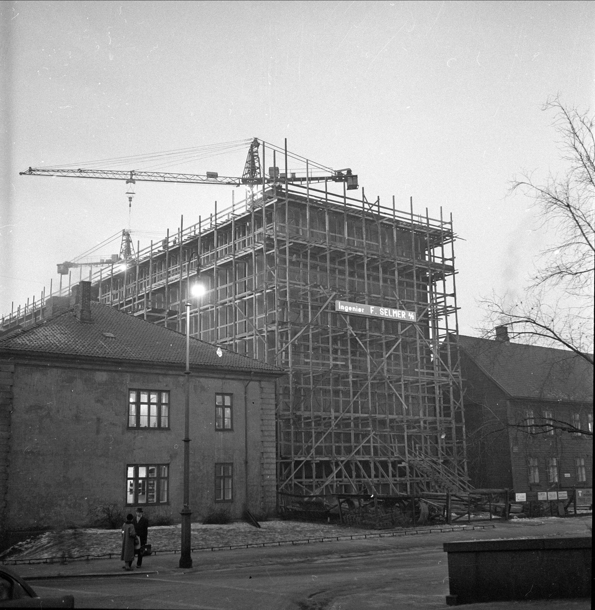 Regjeringsbygget under oppføring mellom Justisdepartementeets bygning til venstre, og det tidligere Militærhospitalet til høyre.
Akersgata i Oslo, 24.08.1957.