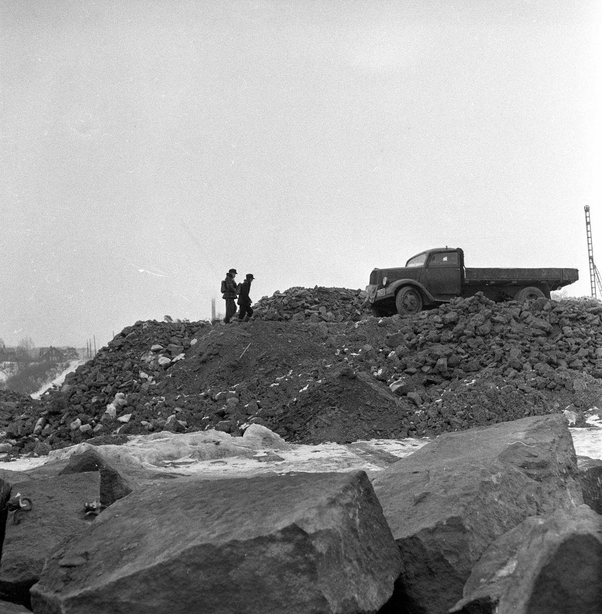 Sinsenkrysset, Oslo, 05.09.1957. Lastebil på jordhaug.