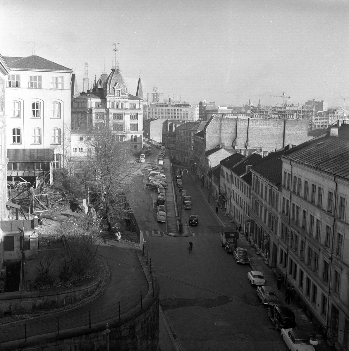 Dette er fra rivningen av det gamle Vika, Ruseløkkveien i Oslo i 1959. Ruseløkka skole til venstre, og Victoria terrasse midt i bildet.