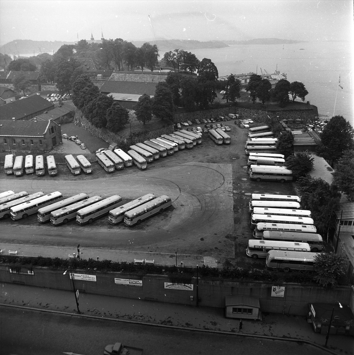 Akershus slott og festning, Oslo, august 1964. Parkeringsplass for busser.