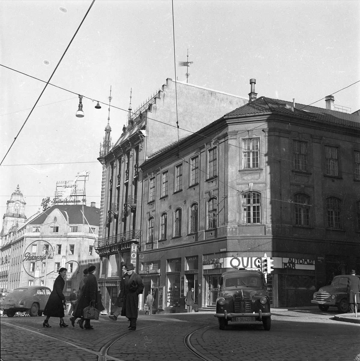 Karl Johan, Oslo, mars 1957. Gatebilde.