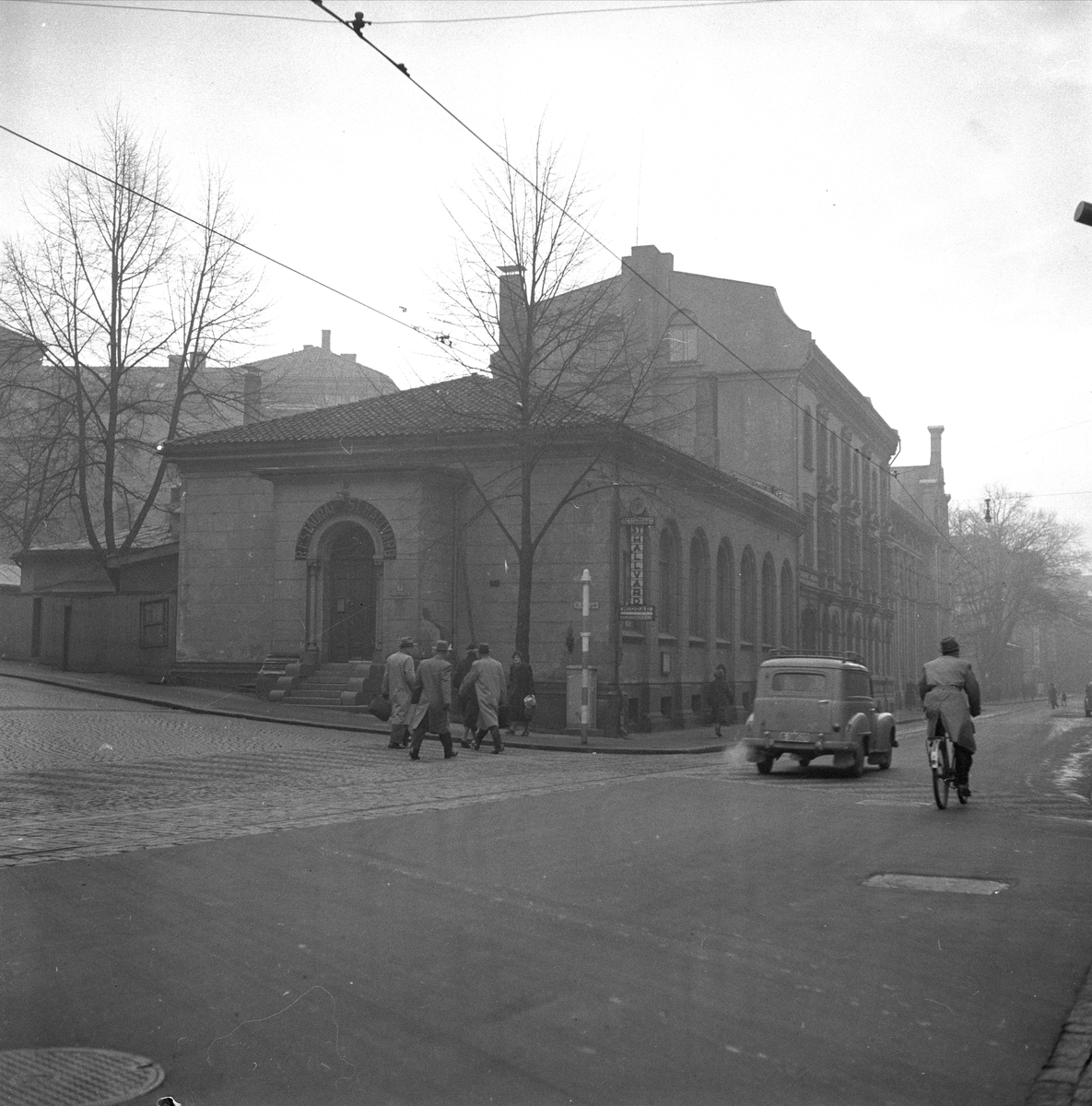 St. Olavs plass 5, Oslo, november 1955. St. Hallvard restaurant. Gatebilde.