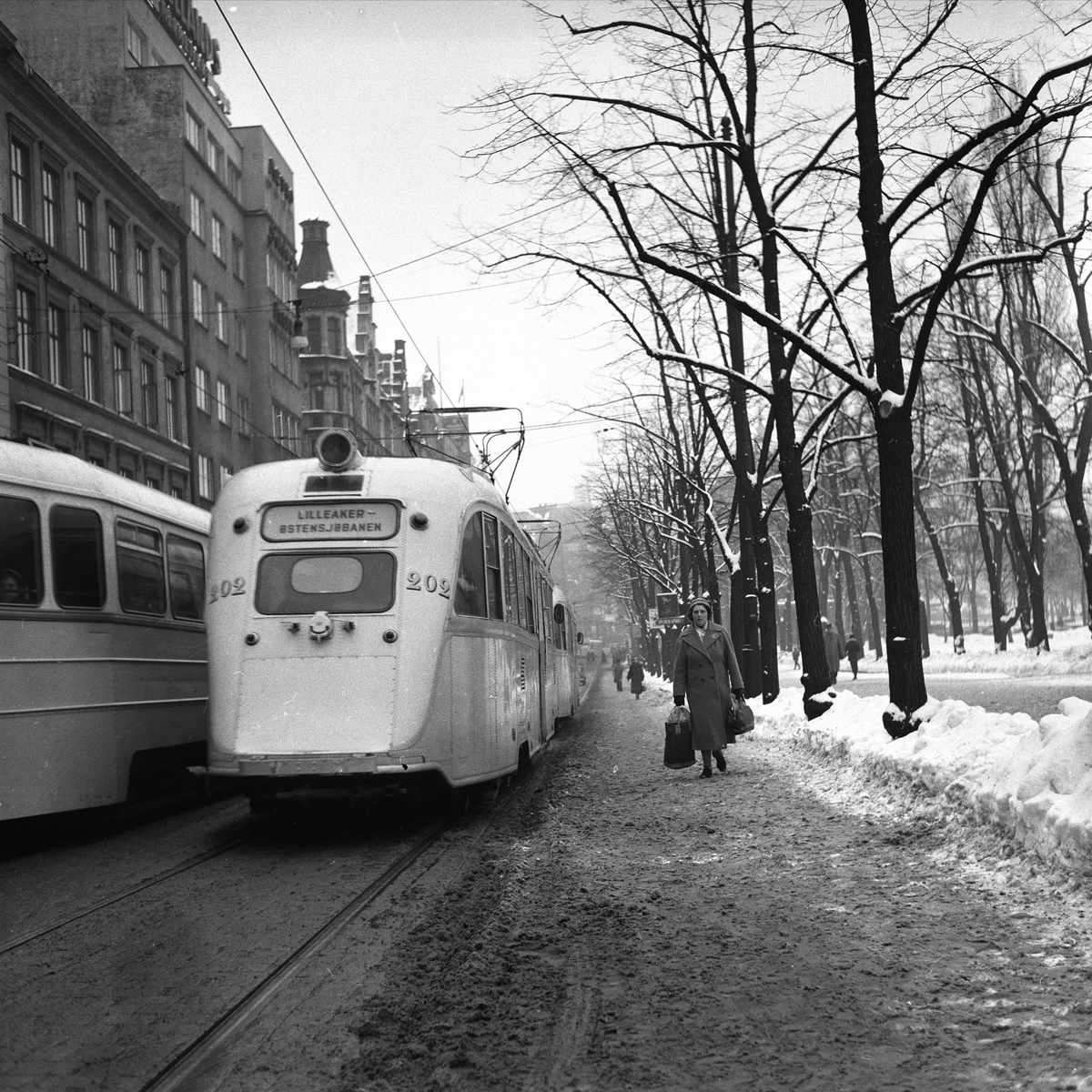 Stortingsgata, Oslo, februar 1958. Gatebilde.