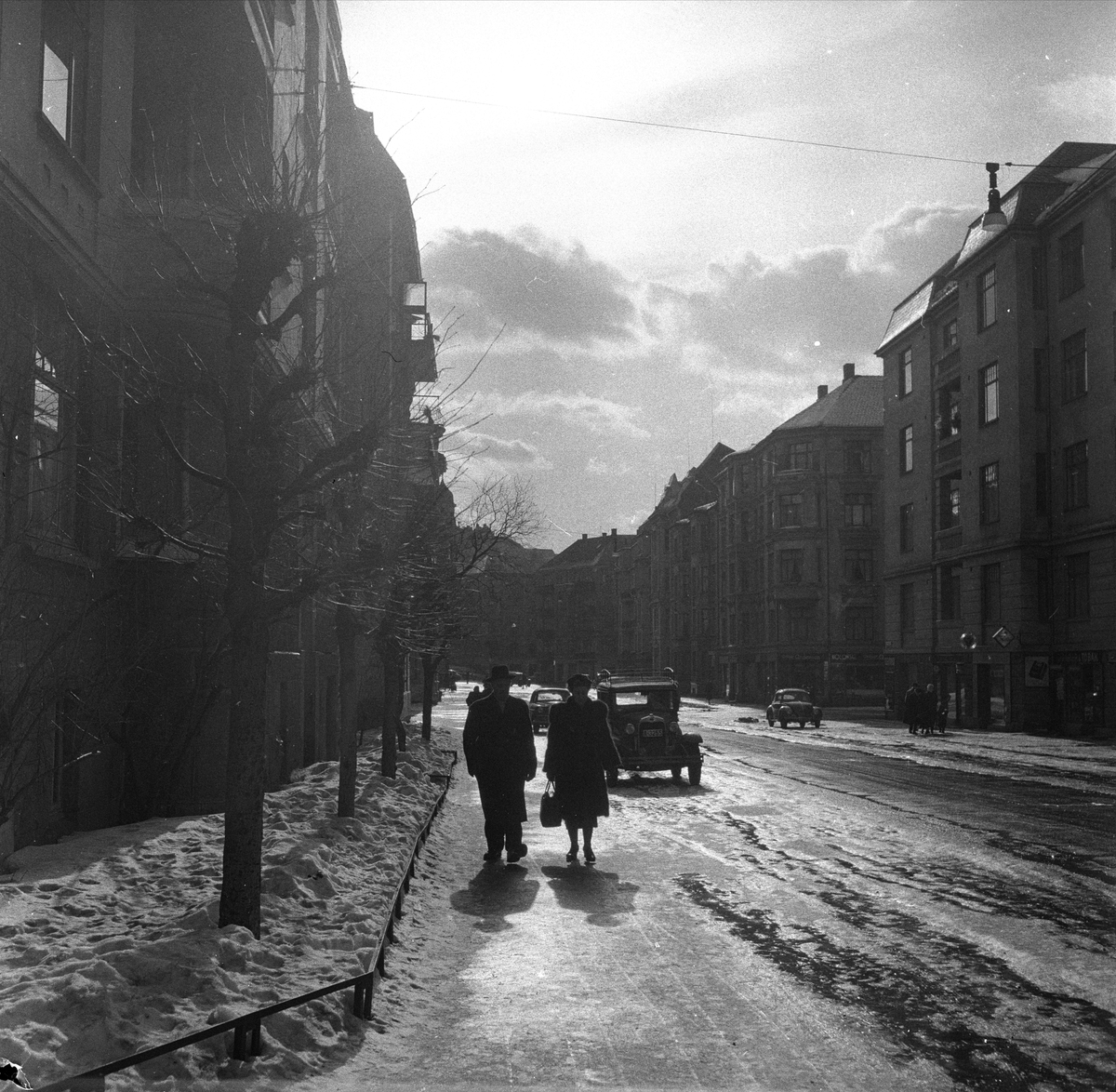 Thomas Heftyes gate, Oslo, 01.03.1956. Gatebilde med bygårder, fotgjengere og biler.