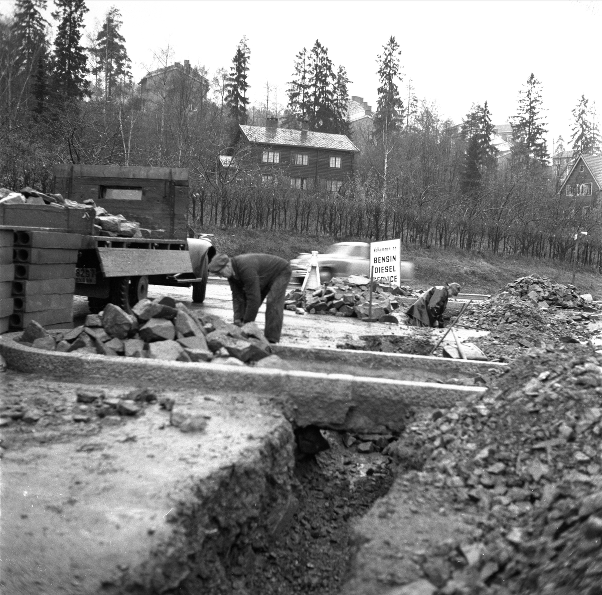 Ullernchaussèen, Oslo, 08.11.1958. Veiarbeidere.