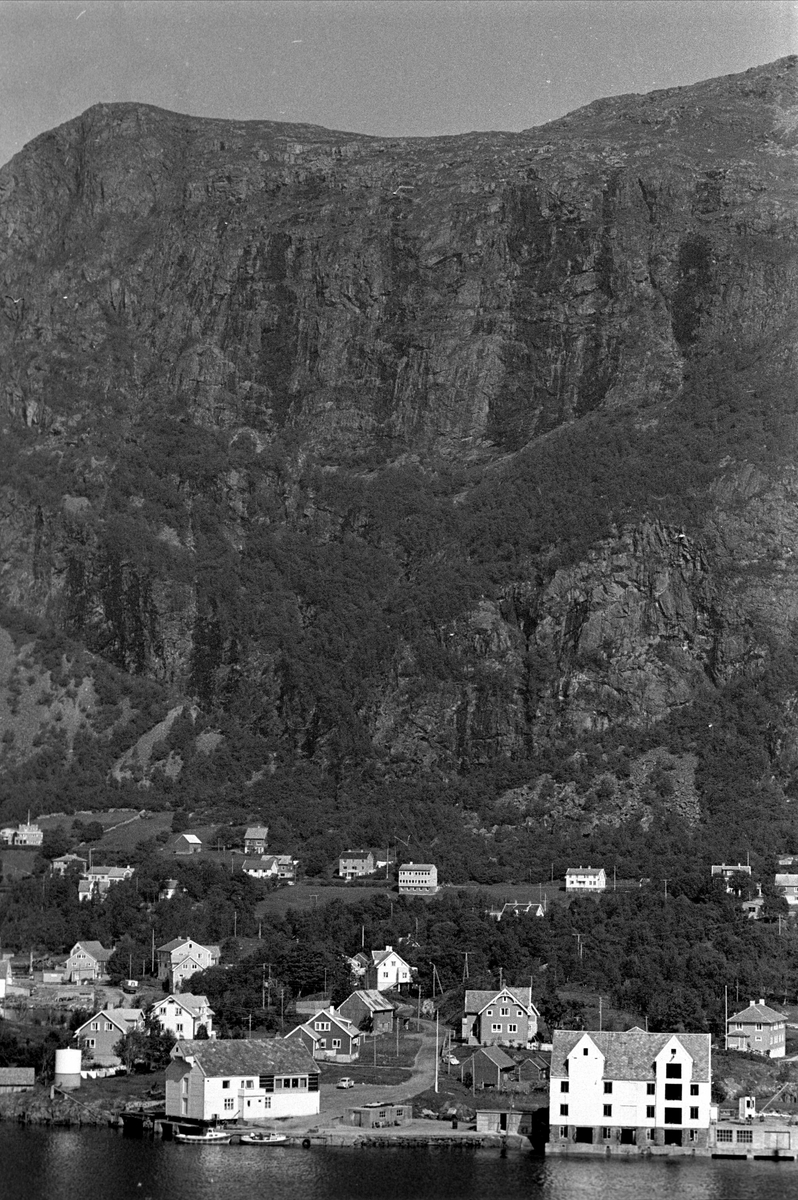 Møre og Romsdal, Midsund, juli 1969, bebyggelse ved foten av fjellet.