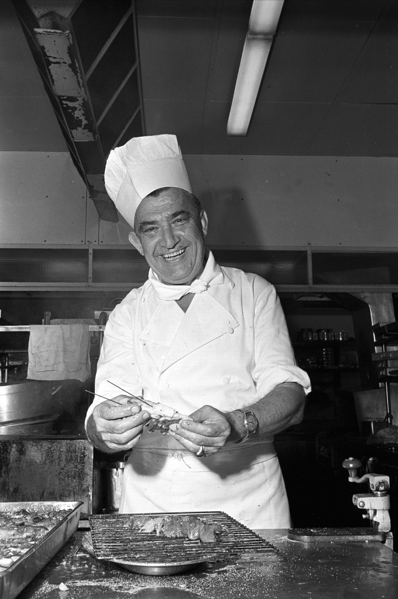 Fornebu, august 1966, "Caravelle" restaurant,  krepsesesongen er i gang, fornøyd kokk i gang med forberedelsene,