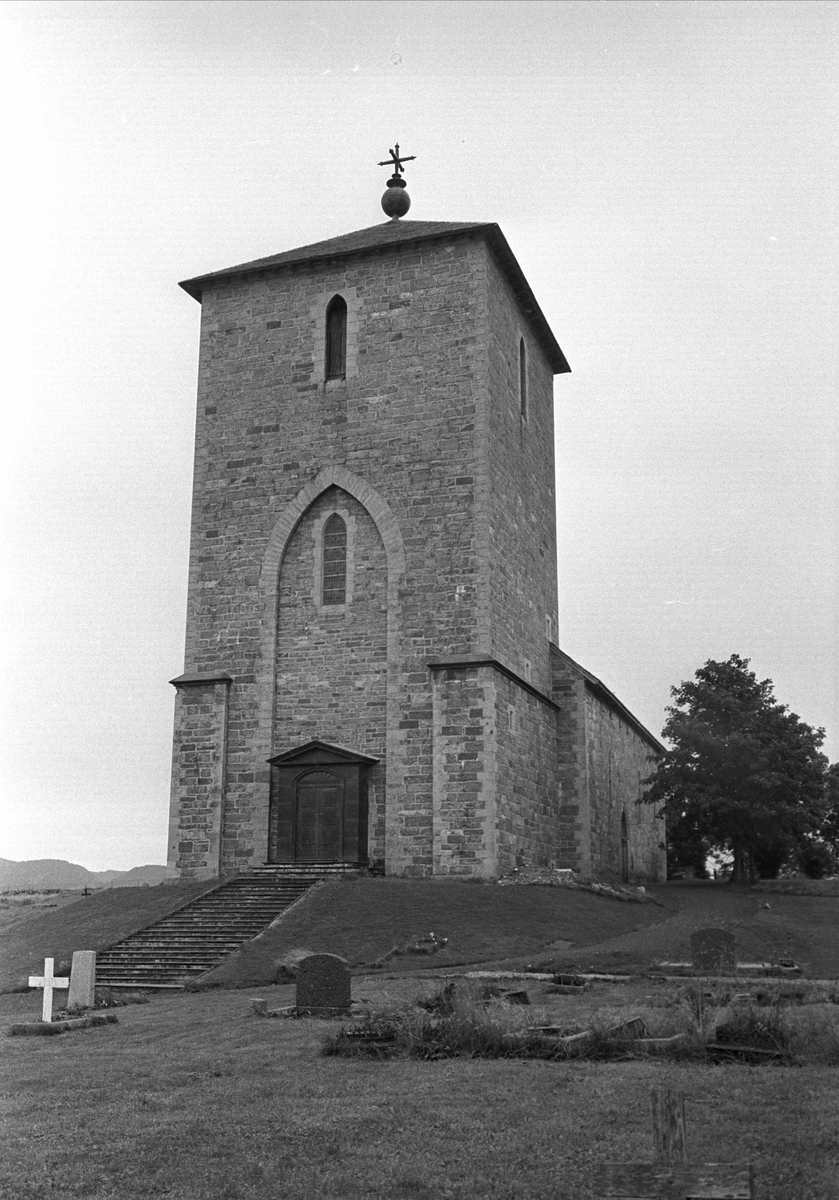 Olavskirken på Avaldsnes i Rogaland ble bygget i ca 1250.
Gammel steinkirke med gravlund fotografert i 1965.