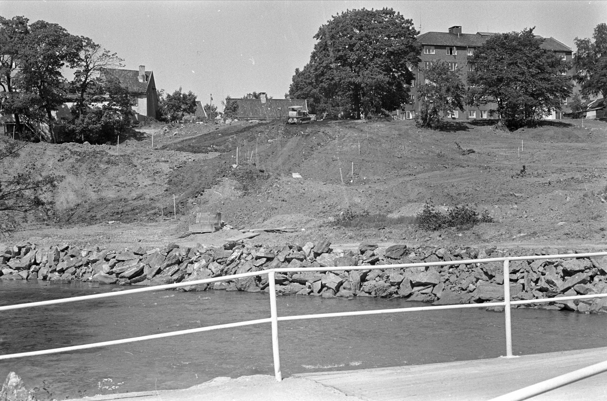 Fra Myraløkka juni 1967. Myraløkka v/Bentsebrua Akerselva fra en gangbro.