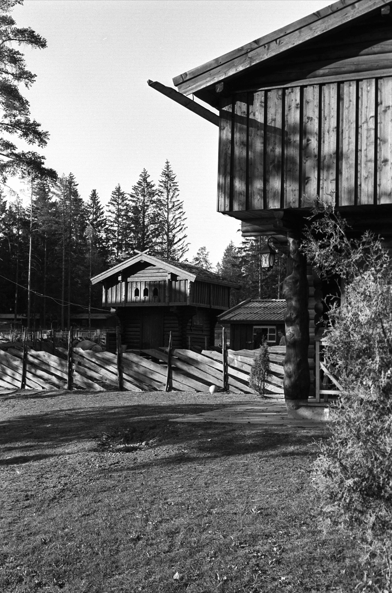 Fra Oslo juni 1962. Gammelt stabbur på Ballsletta.