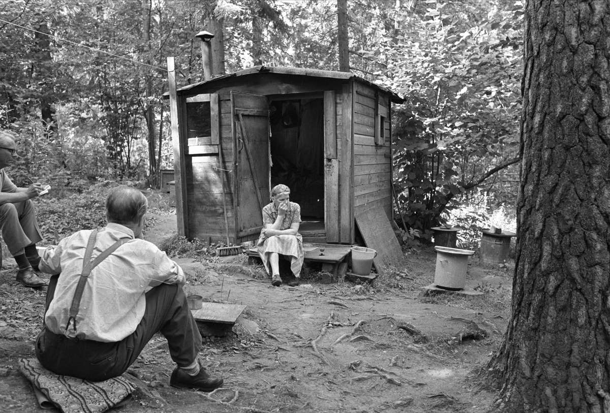 Oslo, Merradalen 12.08.1969. Eldre ektepar sitter utenfor sin lille hytte.