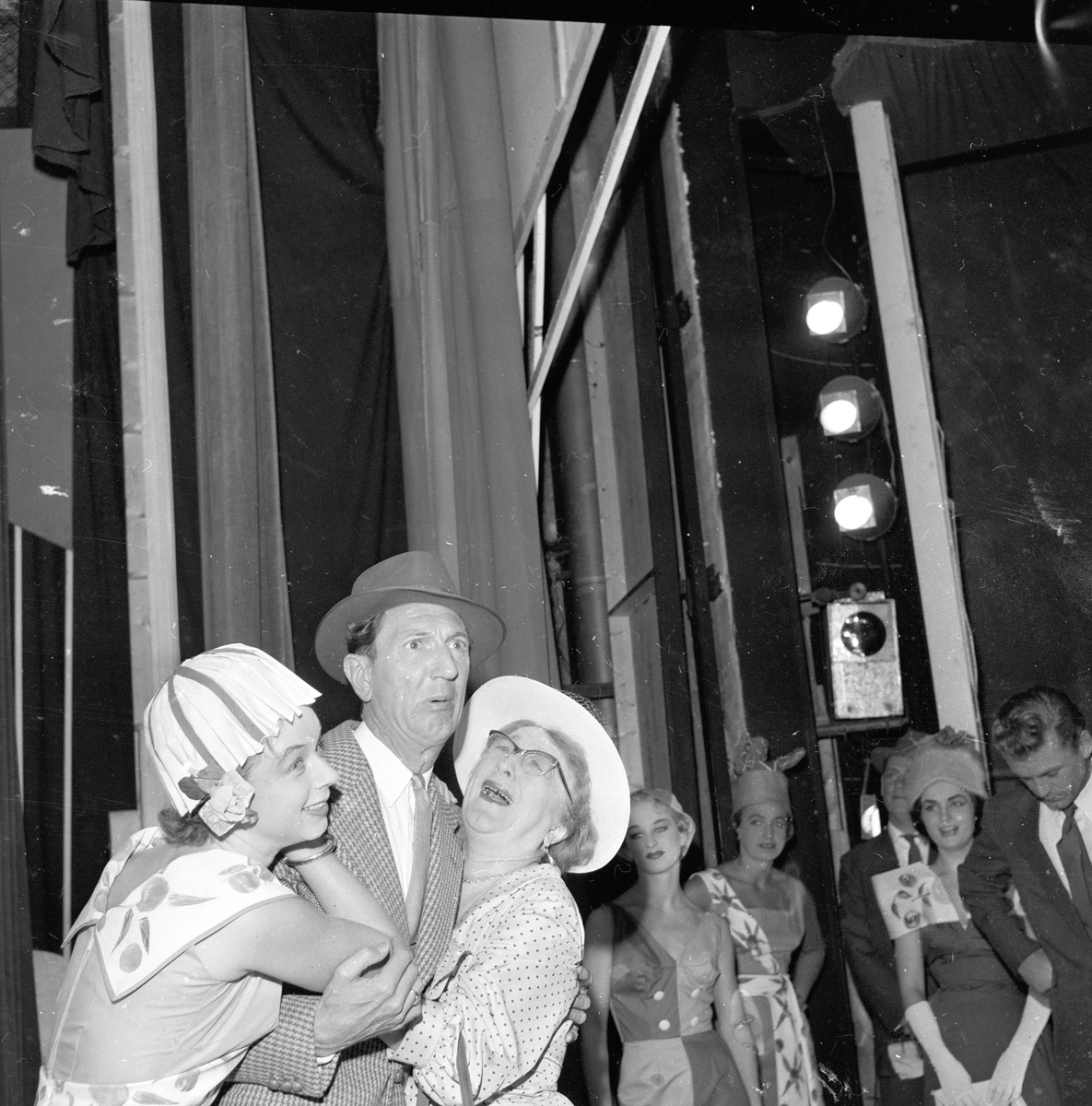 Oslo,  02.09.1958, Leif Juster og to kvinner, Edderkoppen teater.