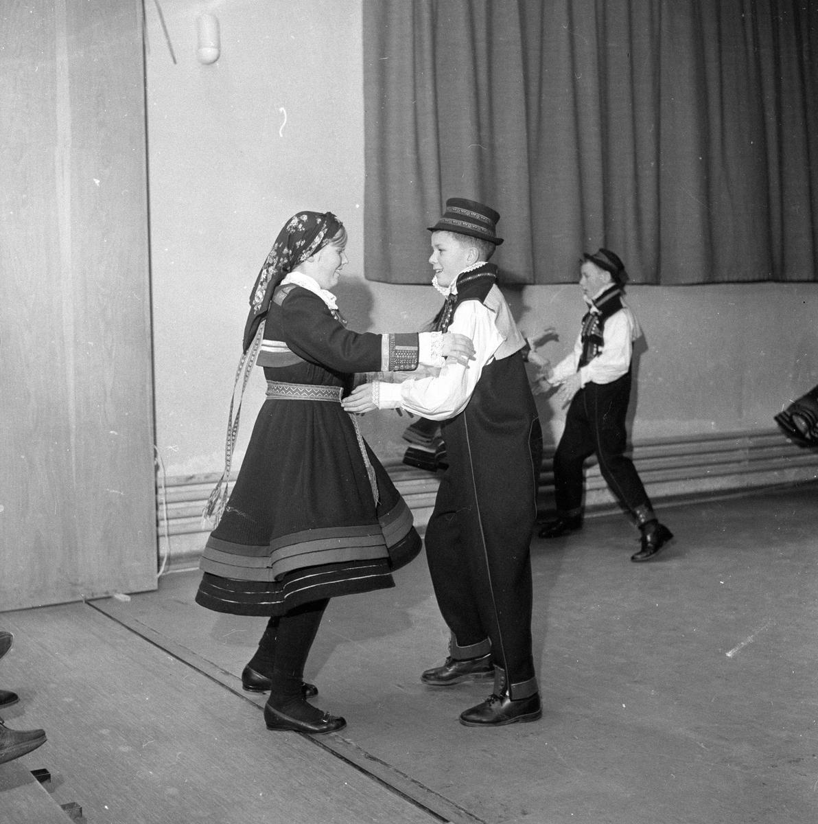 Oslo,  Folkemuseet, 11.01.1957, folkedansgruppe.