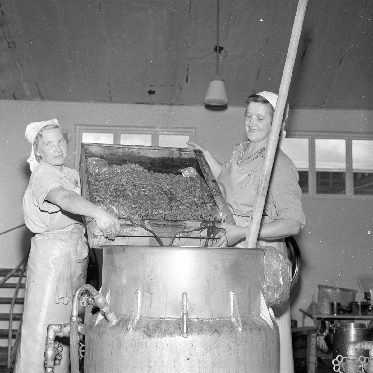 Brumunddal, august 1958, Nora Fabrikker,  produksjon, innhøsting og konservering.