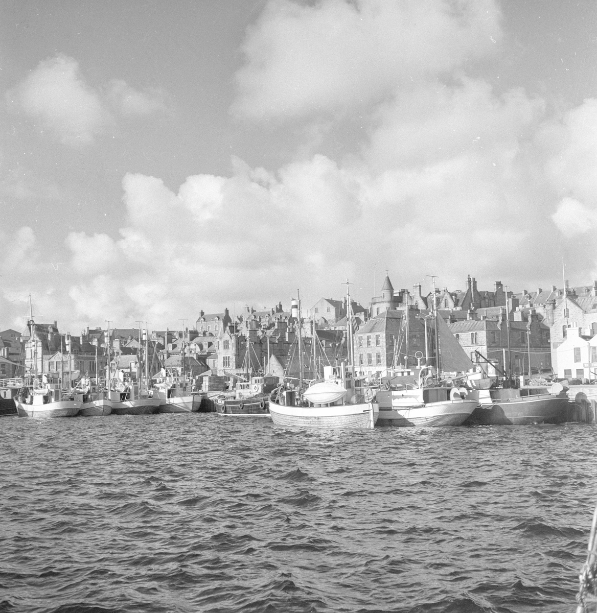 Pigghåfiske på Shetland.
Shetland, 14-22. mai 1958, oversikt over byens bebyggelse og kaia med fiskeskøytene.