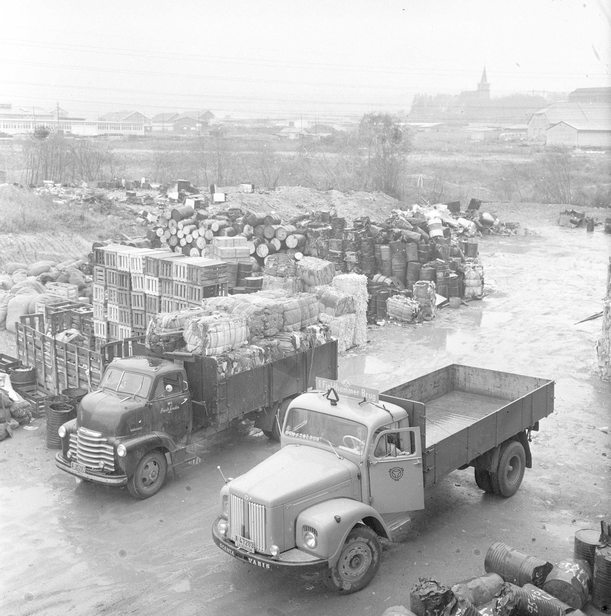 Oslo, oktober 1958, Brødr. Londons shoddyfabrikk, parkeringsplassen med lastebiler.