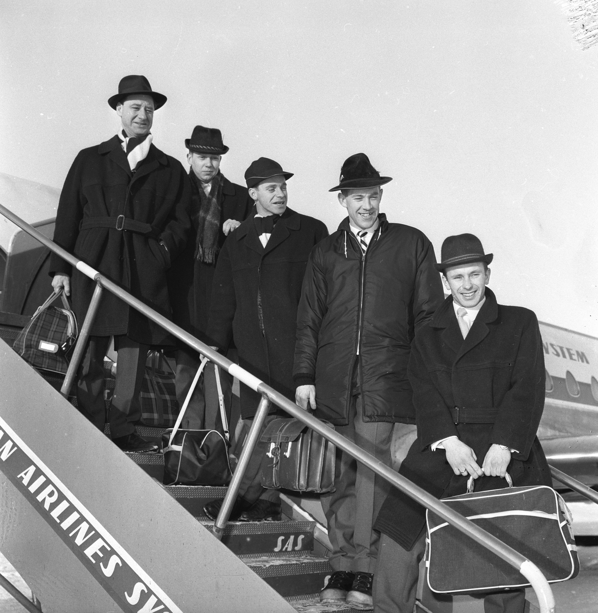 Fornebu lufthavn, 27.12.1962, den norske hopptroppen før avreise til den tysk/østerrikske hoppuken.