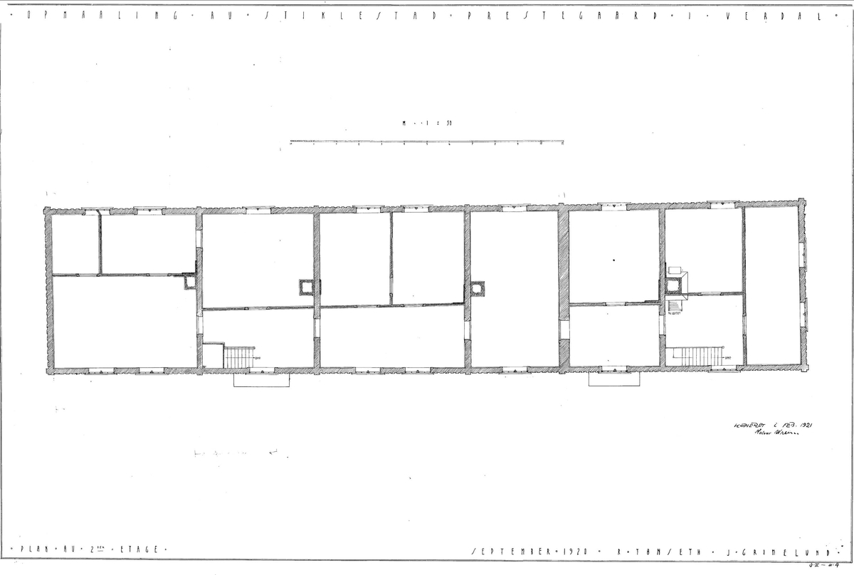 HOVEDBYGNING FRA STIKLESTAD VESTRE I VERDAL, CA. 1800 
Overført til museet 1919, gjenoppført 1926, ominnredet 2010 

Bygningen er et eksempel på de lange våningshusene i Trøndelag, kalt lån. Låna fra Stiklestad Vestre var en del av et firkanttun med bur, løe, vognskjul, stall, fjøs, smie, tørkehus og ”borgestuebygning” (bolighus for tjenestefolk). I 1860-årene ble låna utvidet i lengden med et tilbygg på ca. 10 meter, som inneholdt kjøkken, masstu (bryggerhus), forgang og kjøkkeninngang med egen inngangsdør. Dette tilbygget ble ikke tatt med da låna ble flyttet til museet. Gården var i bondeeie da låna ble bygd, men ble senere solgt, og var det meste av 1800-tallet eid av offisersfamilier. I 1894 kjøpte Staten gården til prestegård, og låna ble prestebolig, som den var fram til den ble flyttet til museet. Museet tilbakeførte da bygningen i tid til ca. 1800, og innredet den som et bolighus fra en trøndergård på den tiden. I 2010 ble låna ominnredet for å vise et eksempel på 1950-tallets boskikk, slik en barnefamilie i Trønde¬ag kunne ha bodd da. 

(Tekst hentet fra By og bygd 43,2010)
