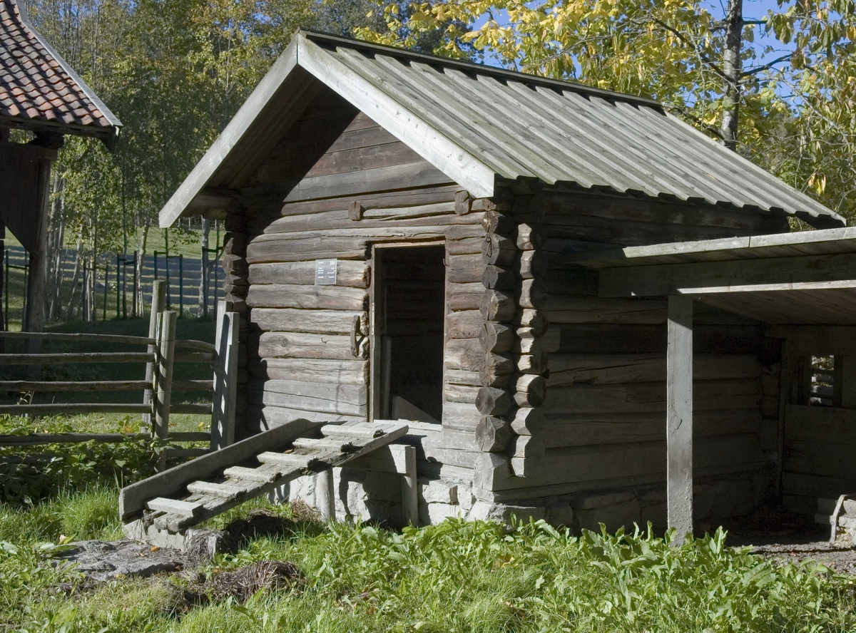 GRISEHUS FRA VILBERG I ULLENSAKER, 1850-1900 
Overført til museet 1946, gjenoppført 1946
 
De fleste gårder hadde griser, men det er ikke bevart mange grisehus. Svinekjøtt og flesk var et viktig tilskudd til kostholdet. 

(Tekst hentet fra By og bygd 43, 2010)
