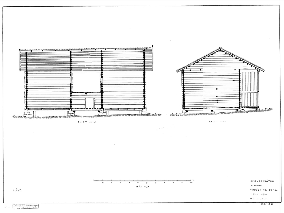 LØE FRA KVISLERBRÅTEN I SØR-ODAL, 1800-1850 
Overført til museet 1942, gjenoppført 1944 

Løa er i to etasjer, med kjørebru for hest og vogn opp til andre etasje. Midt i andre etasje ligger rommet som kalles låven. Hit ble korn og høy kjørt, og kornet ble tresket på låven. På begge sider av låverommet er det fôrrom som går over begge etasjer, fra golv til møne. Det ene ble brukt til korn, og det andre til høy. I første etasje kalles midtrommet underlåve. 

(Tekst hentet fra By og bygd 43, 2010)