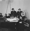 Linktrainerkontroll vid utbildning. Elever kontrollerar färdskrivare från flygsimulator under grundläggande flygslagsutbildning, GFSU, vid F 2 Roslagens flygflottilj, 1943