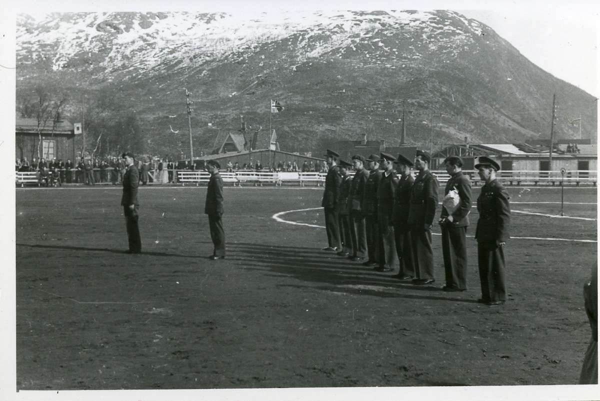 Militær besøk / militærparade på Stadion