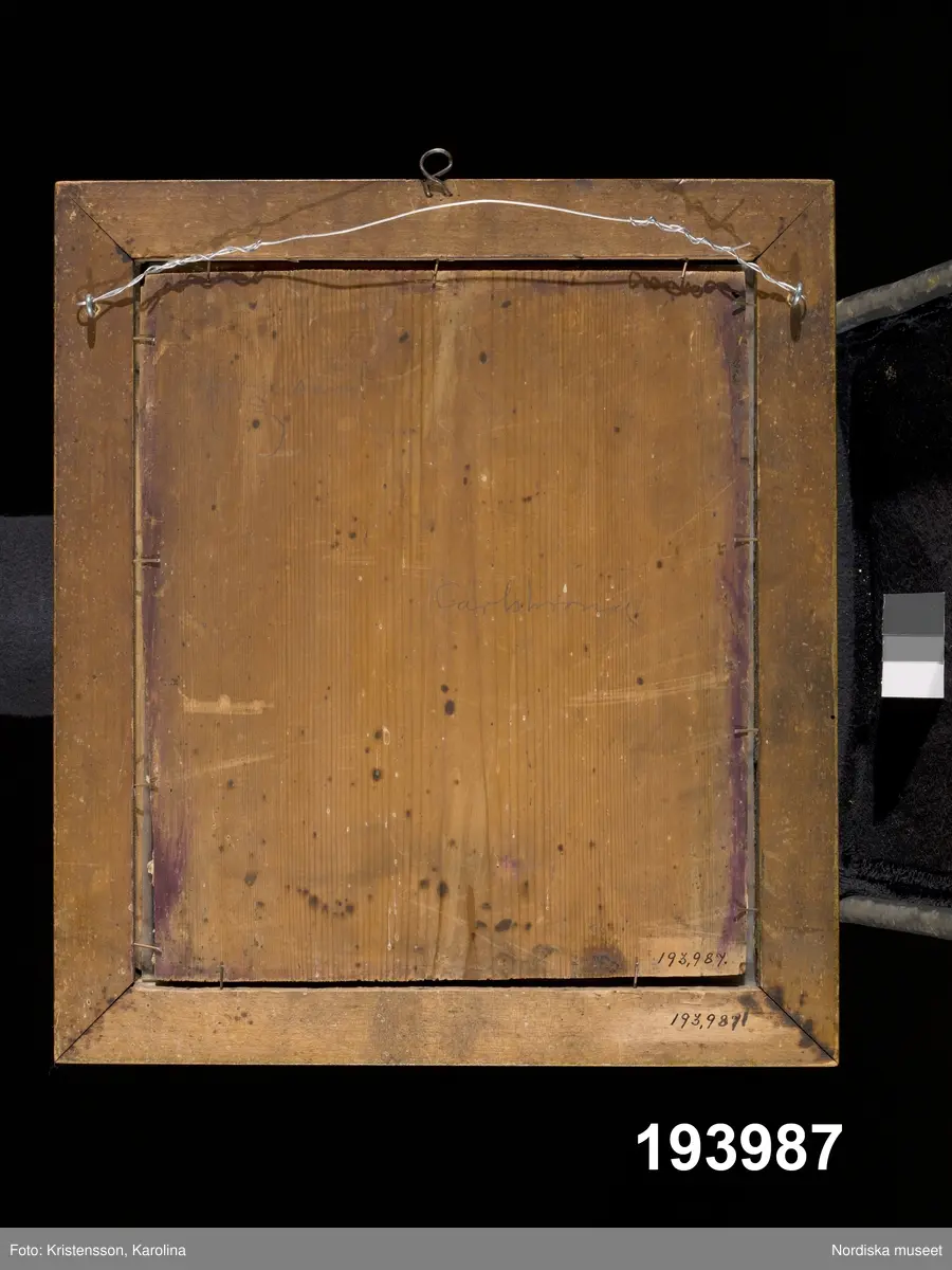 Blomsterkorg, änglar, monogram.