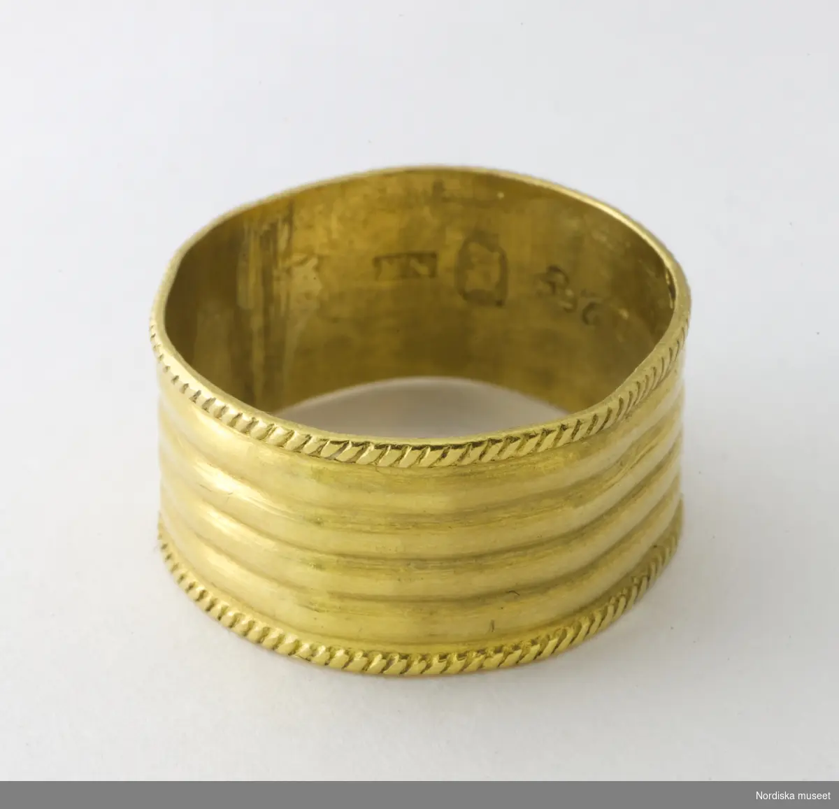 Smycke. Ring. Stämplad guldring från 1798. Föremål ur Nordiska museets samlingar :invnr.NM.0200423,  fotograferad för utställningen Smycken med öppningsdatum 2012-09-14.