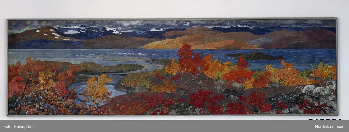 Torne träsk. Landskapmålning, fjällmotiv med lågväxande buskvegetation med renar i förgrunden, sjö mitt i bilden, fjäll i bakgrunden.
