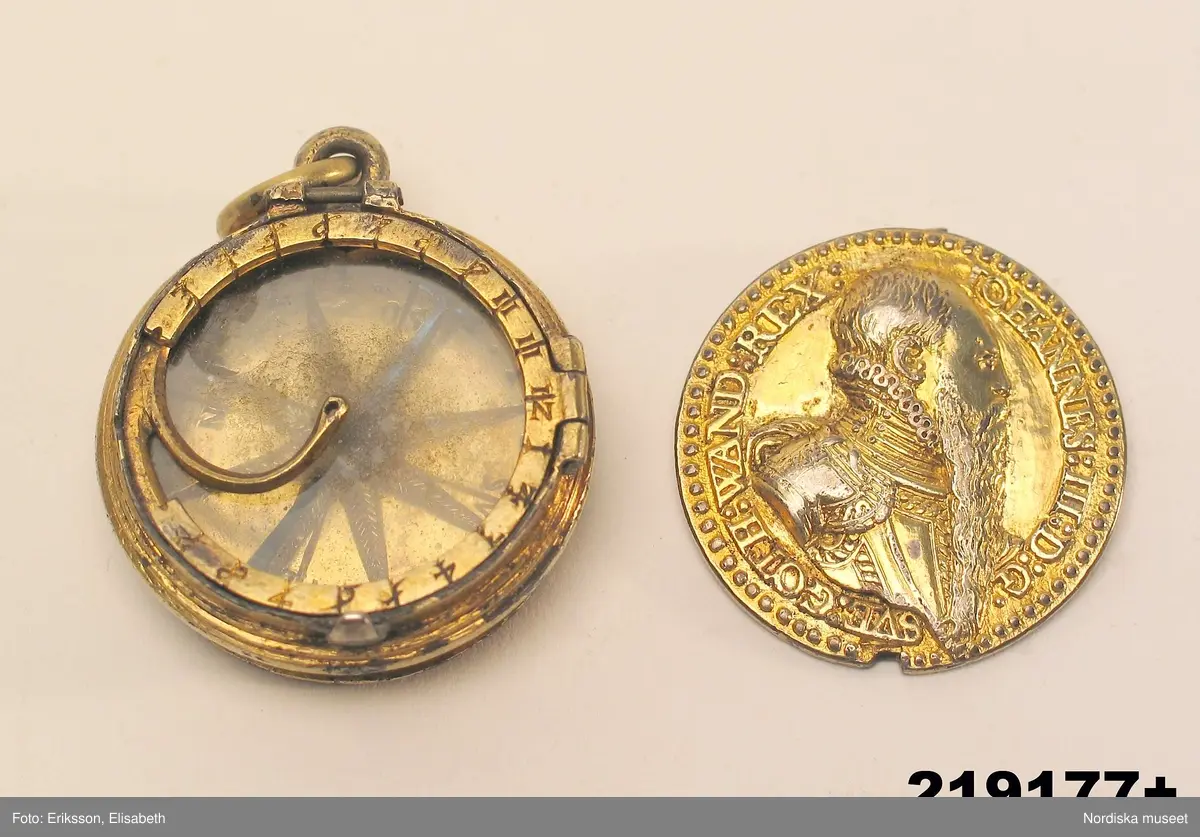 Resesolur med kompass och ekvatorialring, av förgyllt silver. Medaljonger med reliefporträtt av Johan III och Katarina Jagellonica. På lockets insida graverad vapensköld och årtalet 1573.
/Anna Arfvidsson Womack 2020-07-01