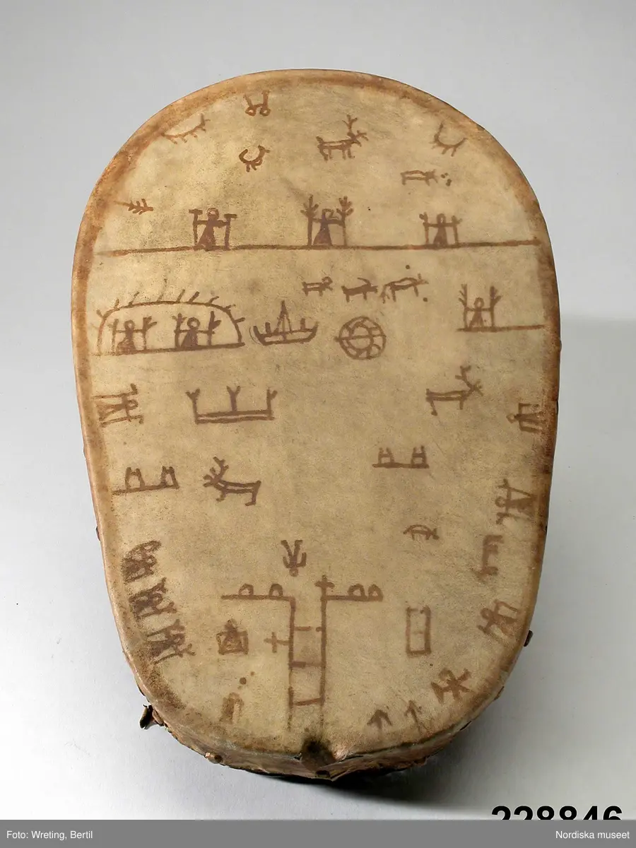 Huvudliggaren:
"Lapptrumma. Dep. 15/11 1943. Deposition av Statens Hist. Museum enl. instr. 2/2 1943. [Tidigare numrering] St. H. M. 360:2."

Utdrag från: Harrisson Lindbergh, Katarina och Harrison, Dick: Schefferus samiska trumma, i 101 föremål ur Sveriges historia, sid 204, Norstedts 2013:
"Det förhållandevis tjocka membranet av renhud är välspänt och fäst vid konstruktionen med hjälp av tränaglar. Stommen är tillverkad av vridvuxen tall. Fem hål har borrats för hängen, tre upptill och två nedtill. Av särskilt intresse är tolkningen av figurerna på trumman. Vi ser två fält - ett litet övre och ett större undre — som skiljs åt av en tvärgående linje. Tecknen är gjorda med ett trubbigt stift, kanske av trä eller ben. Färgen är med stor sannolikhet tillverkad av albark."