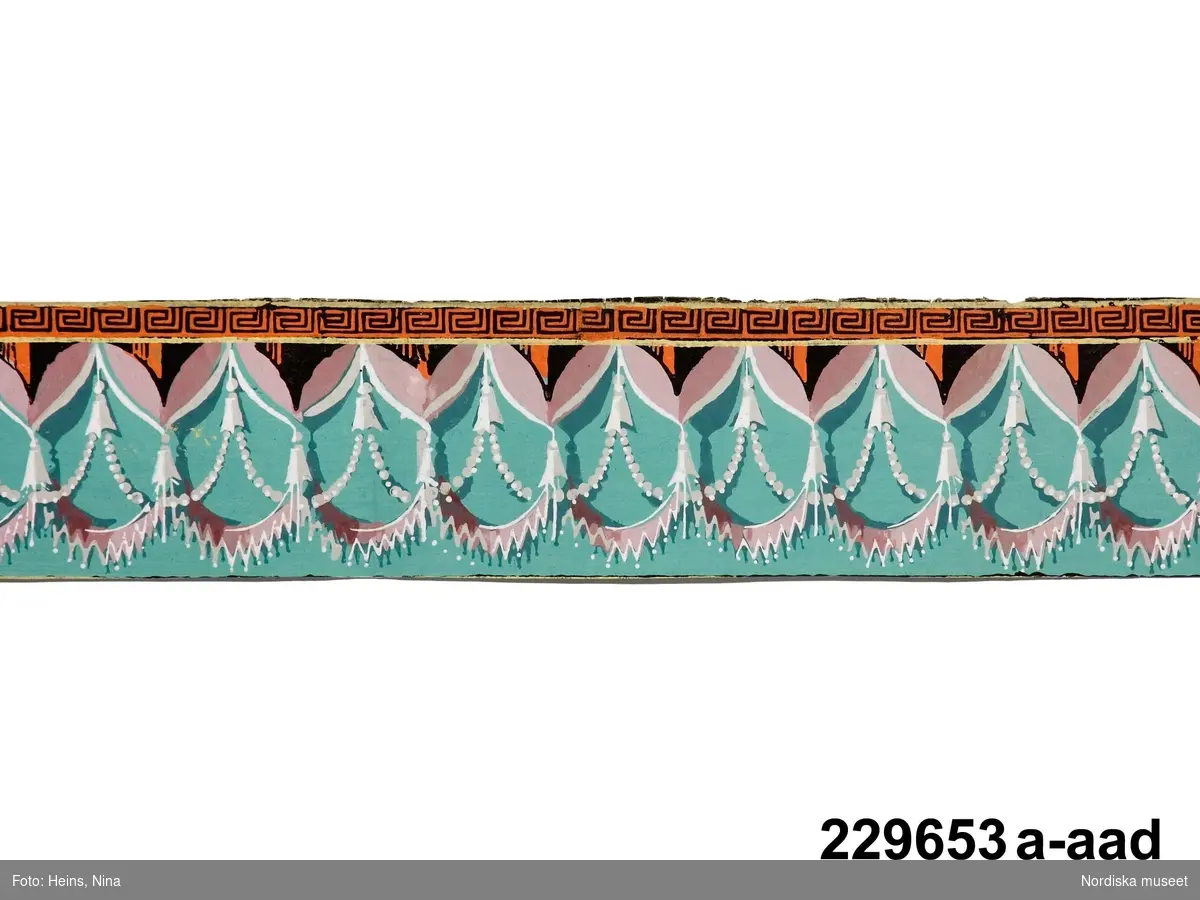 Textil, draperi, frans.
Pärlband.

