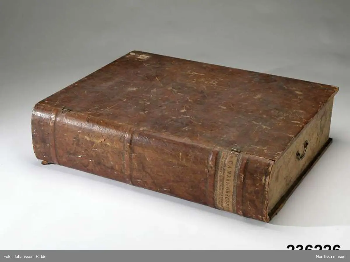 Huvudliggaren:
"Camera obscura, i låda i form av stor bok inbunden i skinnband med inskription på ryggen: Camera ob[s]cura, Andreas Dahlgren 1880. Ink 16/11 1948 Antikhandlare C.H. Lundgren Stockholm."
