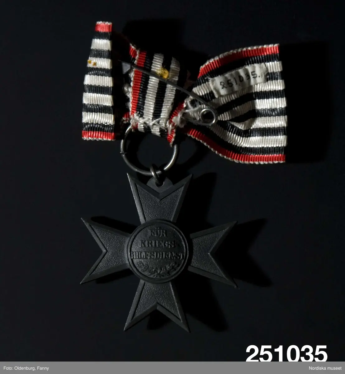 Huvudliggaren:
"Belöningstecken, stjärna av grå metall med mittrundel, på vars sidor står krönt 'R W' resp. 'Für Kriegshilfsdienst; i svart-vit-röd bandrosett med säkerhetsnål.
G 30/8 1955 Fröken Ellen von Platens dödsbo, Stockholm."