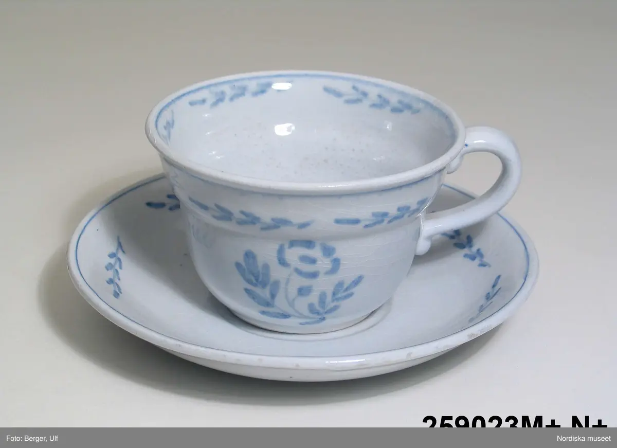 Huvudliggaren (år 1959):
"259023a-m Servis, flintporslin, modell 'Blå ros'; ljusblå glasyr med dekor i mörkare blått, blommor och kvistar; tallrikar, fat, karott, saladier, tillbringare, kaffekoppar. Wilhelm Kåge Gustavsberg 1917. Utställd på Hemutställn. i Stockholm 1917. G. 22/12 1959 [av] Arkitekt Robert Berghagen."

Utdrag ur bilaga:
"Matservis Blå Ros. komp. av Wilhelm Kåge Gustavsberg Utställd Hemutställningen 1917. 1 Bringare Sign. Original W.K., 1 Karott, 2 små fat, 1 salladier med grepp, 1 salladier fyrsidig, 1 saltkar, 2 satser Kaffekopp och fat, 2 satser av fyra tallrikar, 2 satser av två assietter. [Därutöver en tidigare mindre detaljerad lista med något färre delar av servisen Blå ros.]"